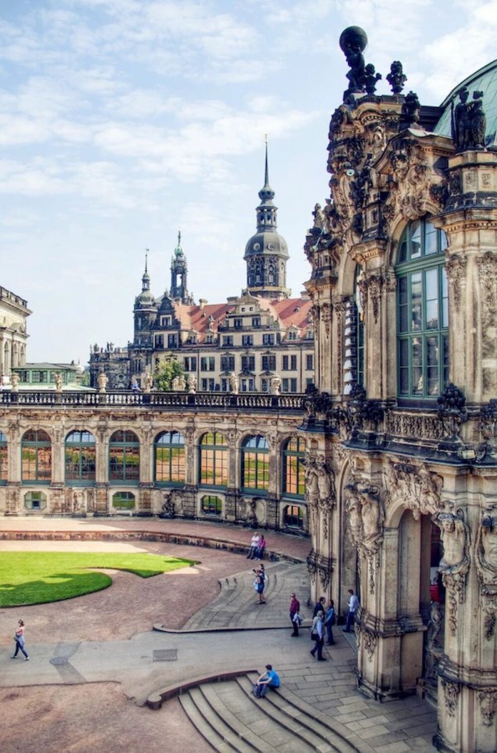 Dresden,Germany。德国萨克森州德累斯顿。德累斯顿意为河边森林的人们，是德国萨克森自由州的首府，德国东部重要的文化、政治和经济中心。由于德累斯顿温和的气候和合适的城市建设位置，以及易北河上精美的巴洛克式建筑，使德累斯顿得到“易北河畔的佛罗伦萨”的美称。历史上曾经有60年的时间，德累斯顿都会区（含附近郊区）是仅次于柏林、汉堡和科隆的德国第四大都市区。