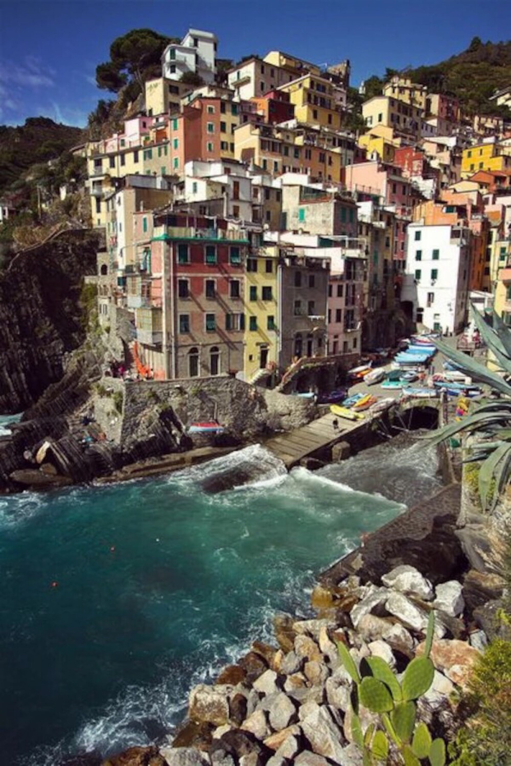 Riomagiore, Cinque Terre, Province of La Spezia, Liguria, Italy。意大利利古里亚大区拉斯佩齐亚省五渔村（又译：五乡地、五村镇）之一的里奥马焦雷。根据传说，此镇起源于公元八世纪希腊逃犯为了逃避东罗马帝国皇帝的追杀，在此避难。里奥马焦雷因镇上的房屋被涂上传统色彩而闻名于世。