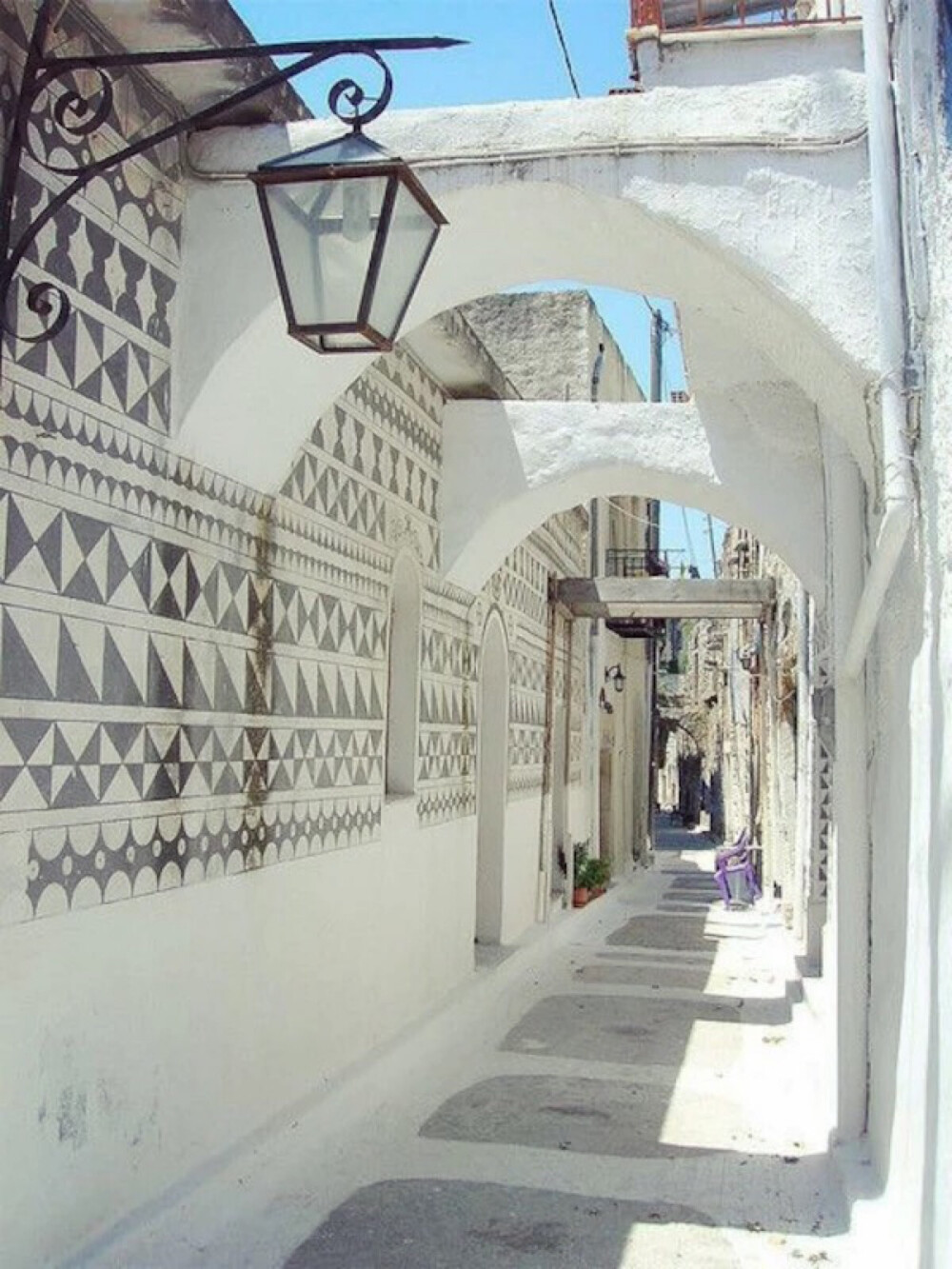 Pyrgi Village in Chios Island, Greece。希腊希俄斯岛，州首府希俄斯市位于东岸，为一小避风港。希腊拥有2000多个大小岛屿，希俄斯岛则是其中最神秘的岛屿之一。它距离土耳其西岸很近，据说是诗人荷马的出生地。岛上古迹不多，但景色秀丽，是一个很悠闲安静的小岛。抛开那些古老的建筑，悠久而神秘的生活习俗甚至成为吸引游客的最大亮点