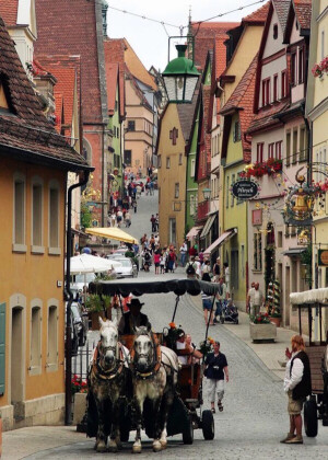 Rothenburg ob der Tauber, Bavaria, Germany。德国南部陶伯河上游的罗腾堡，位于高原之上，被当地居民称为“中古世纪之宝”，是德国所有城市中，保存中古世纪风貌最完整的地区。于1195年作为凡尔登主教鲁道夫的国都建立，是德国巴伐利亚最出名的小镇，有“中世纪遗留下的五彩珍珠”的美称。