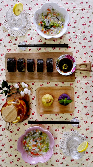 2016.5.20
水果茶，土豆泥杂蔬寿司，紫薯红薯茶巾饺，五彩素粥