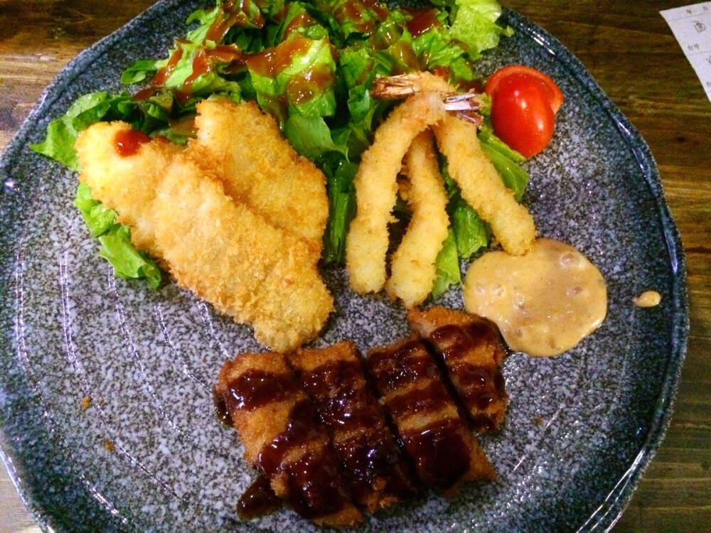 #弁当王子#也是普通居酒屋风格的一家日料店，进去就有一种深夜食堂的感觉，虽然布局并不像，但我就是这么觉得了。图为炸物拼盘。