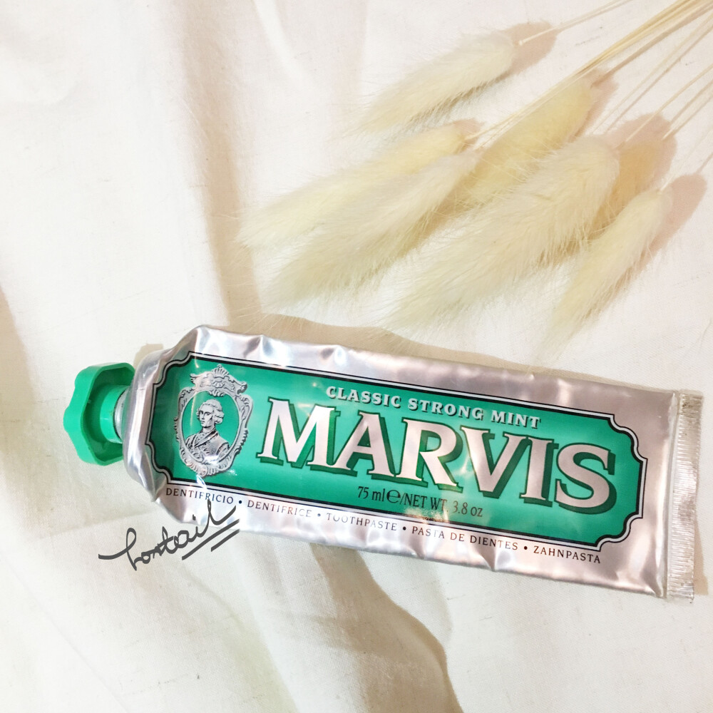 MARVIS的牙膏，传说中的牙膏中的爱马仕~~我随意尝试了一个薄荷清新口气的，用完其实也就想呵呵了..........我发现这个牙膏和我用的舒适达的牙膏没法比啊，这个药膏我觉得还蛮鸡肋的........价格是舒适达的好几倍，效果也就是个普通牙膏的效果，哎，反正是不会回购了................