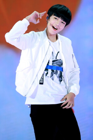 #邂逅王俊凯的心动瞬间# 我的每个雨天 都被你的微笑照耀 K多喜欢你 @TFBOYS-王俊凯