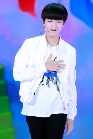 #邂逅王俊凯的心动瞬间# 我的每个雨天 都被你的微笑照耀 K多喜欢你 @TFBOYS-王俊凯