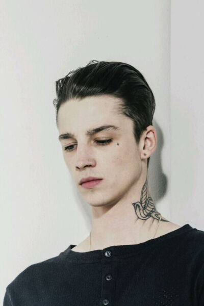 Ash Stymest，1991年7月31日出生于英国，英国著名男模特。浑身纹身，干瘦，酷酷的表情，充满了90后的个性魅力。很多粉丝叫他阿屎~ 