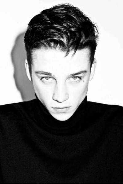 Ash Stymest，1991年7月31日出生于英国，英国著名男模特。浑身纹身，干瘦，酷酷的表情，充满了90后的个性魅力。很多粉丝叫他阿屎~ 