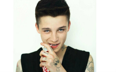 Ash Stymest，1991年7月31日出生于英国，英国著名男模特。浑身纹身，干瘦，酷酷的表情，充满了90后的个性魅力。很多粉丝叫他阿屎~ 