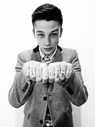 Ash Stymest，1991年7月31日出生于英国，英国著名男模特。浑身纹身，干瘦，酷酷的表情，充满了90后的个性魅力。很多粉丝叫他阿屎~ 