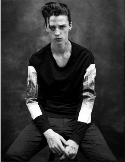 Ash Stymest，1991年7月31日出生于英国，英国著名男模特。浑身纹身，干瘦，酷酷的表情，充满了90后的个性魅力。很多粉丝叫他阿屎~ 