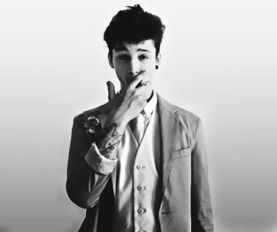 Ash Stymest，1991年7月31日出生于英国，英国著名男模特。浑身纹身，干瘦，酷酷的表情，充满了90后的个性魅力。很多粉丝叫他阿屎~ 