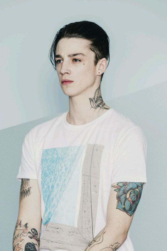 Ash Stymest，1991年7月31日出生于英国，英国著名男模特。浑身纹身，干瘦，酷酷的表情，充满了90后的个性魅力。很多粉丝叫他阿屎~ 