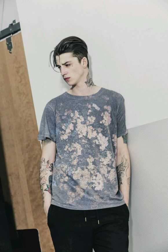 Ash Stymest，1991年7月31日出生于英国，英国著名男模特。浑身纹身，干瘦，酷酷的表情，充满了90后的个性魅力。很多粉丝叫他阿屎~ 