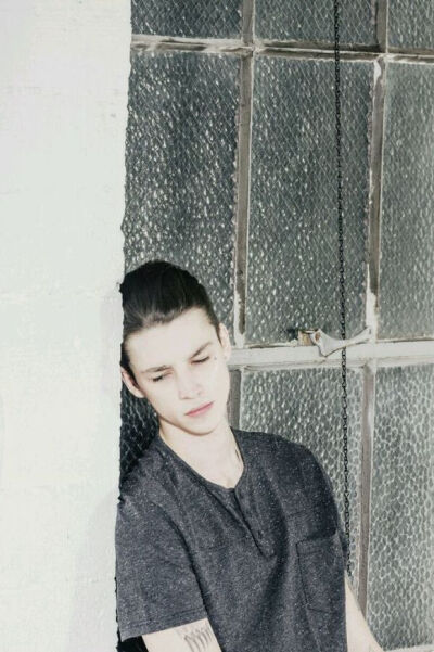 Ash Stymest，1991年7月31日出生于英国，英国著名男模特。浑身纹身，干瘦，酷酷的表情，充满了90后的个性魅力。很多粉丝叫他阿屎~ 