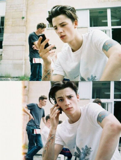 Ash Stymest，1991年7月31日出生于英国，英国著名男模特。浑身纹身，干瘦，酷酷的表情，充满了90后的个性魅力。很多粉丝叫他阿屎~ 