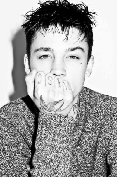 Ash Stymest，1991年7月31日出生于英国，英国著名男模特。浑身纹身，干瘦，酷酷的表情，充满了90后的个性魅力。很多粉丝叫他阿屎~ 