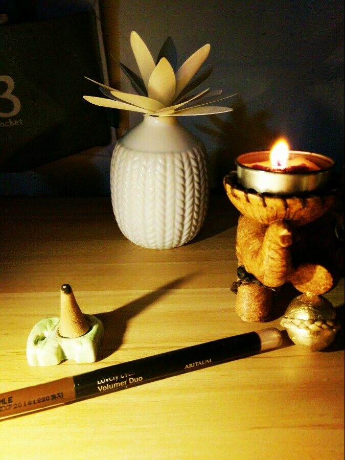 爱茉莉双头卧蚕眼影笔，一头是卧蚕笔，粉色带有金粉，很闪，不太适合日常妆，而且是海绵棒式的沾取刷头，一不小心就容易取多了，不容易掌握用量。一头是咖啡色，旋转式的，笔芯极细，显色度不高，勉强可以用来画鼻影。总体来说不推荐购买。