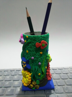 海底世界笔筒       变废为宝