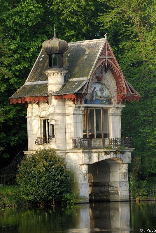 在卢瓦雷省银行的船屋，ORLéANS，法国