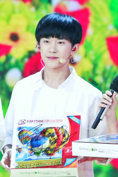 #易烊千玺# 早安@TFBOYS-易烊千玺