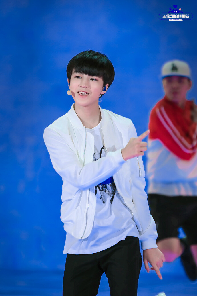 #邂逅王俊凯的心动瞬间# @TFBOYS-王俊凯 上一秒是过六一的爸爸乖宝王五岁，下一秒是宇宙最酷凯大人！了不起，了不起。