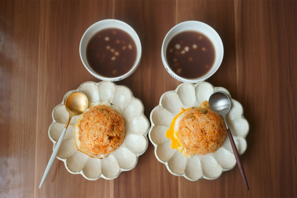 辣白菜炒饭+红豆圆子汤。
辣白菜切碎。锅里热油，下辣白菜翻炒，下米饭，浇少量辣白菜汁，加适量盐调味。