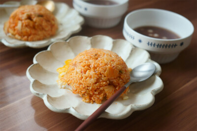 辣白菜炒饭+红豆圆子汤。
辣白菜切碎。锅里热油，下辣白菜翻炒，下米饭，浇少量辣白菜汁，加适量盐调味。