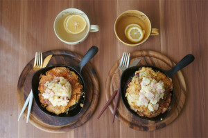 大阪烧+土豆泥火腿沙拉。
卷心菜切丝，鸡蛋打散。鸡蛋+水+面粉+盐+黑椒拌匀，加入卷心菜丝。平底锅热油，放适量卷心菜蛋糊摊平，小火煎至底面熟了以后，翻面，煎熟。
土豆去皮切块，煮软，压碎，加入适量沙拉酱、盐、黑椒粉、牛奶拌匀，加入火腿块拌匀。