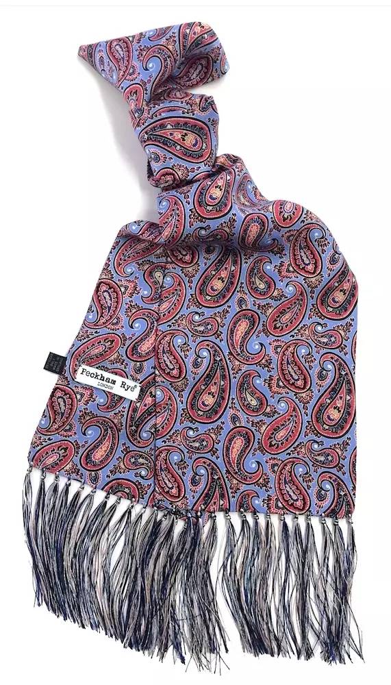 Peckham Rye Wilton Way Blue Paisley Silk Scarf 以传统维多利亚时代的风格及手工制作的真丝围巾，不管有无图案花纹，价格都是 65 英镑。
Peckham Rye大概知道的人不多，这家也是一个超过200 年的家族企业，是家裁缝店，最早是以制作领带出名，在早期Peckham Rye这个名字几乎等同于领带。这家店不只是制作领带，其传统风格的围巾、口袋巾、领结和西装等都非常出色。而其有独特花纹的围巾全部都用最好的真丝制作，这家是只做真丝面料的围巾。