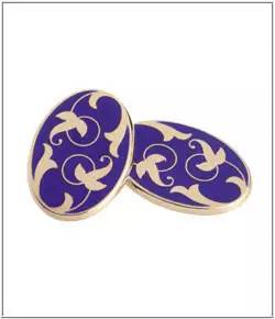 Longmire Ivy blue enamel cufflinks 这是纯银镀22k金的珐琅瓷袖扣，直接K金的就是后面再加个零。价格：£330.00
Longmire 是英国的一家独立的珠宝商，位于杰明街，是国际上享有盛誉的袖扣专家。这家出的袖扣被《财经…