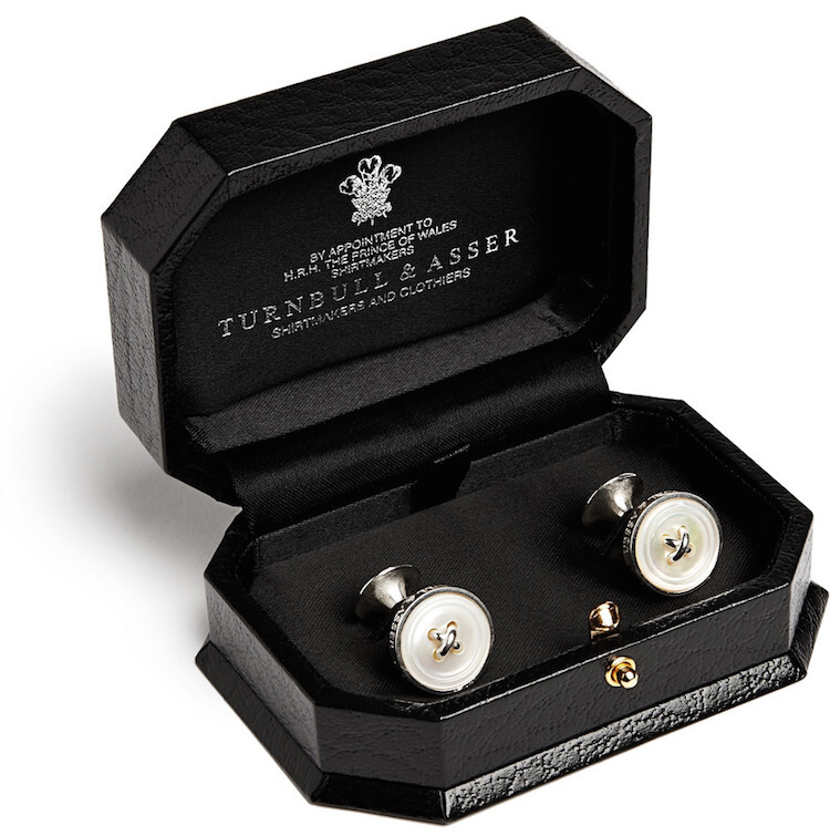 Turnbull & Asser Silver and Mother of Pearl Button Cufflinks 模仿纽扣形状的珠母贝袖扣，价格也很适中，£160.00
Turnbull & Asser 的衬衫很著名，是一家于1885年成立在英国的服装店。除了在伦敦杰明街（Jermyn Street）有一家旗舰店之外，在美国的纽约和加利福尼亚州的比佛利山庄都有店。许多名人都很喜欢 Turnbull & Asser 的衬衫，例如查尔斯王子，丘吉尔，里根，布什等，可以说出一大堆，也是电影 007 系列邦德先生的标配衬衫。