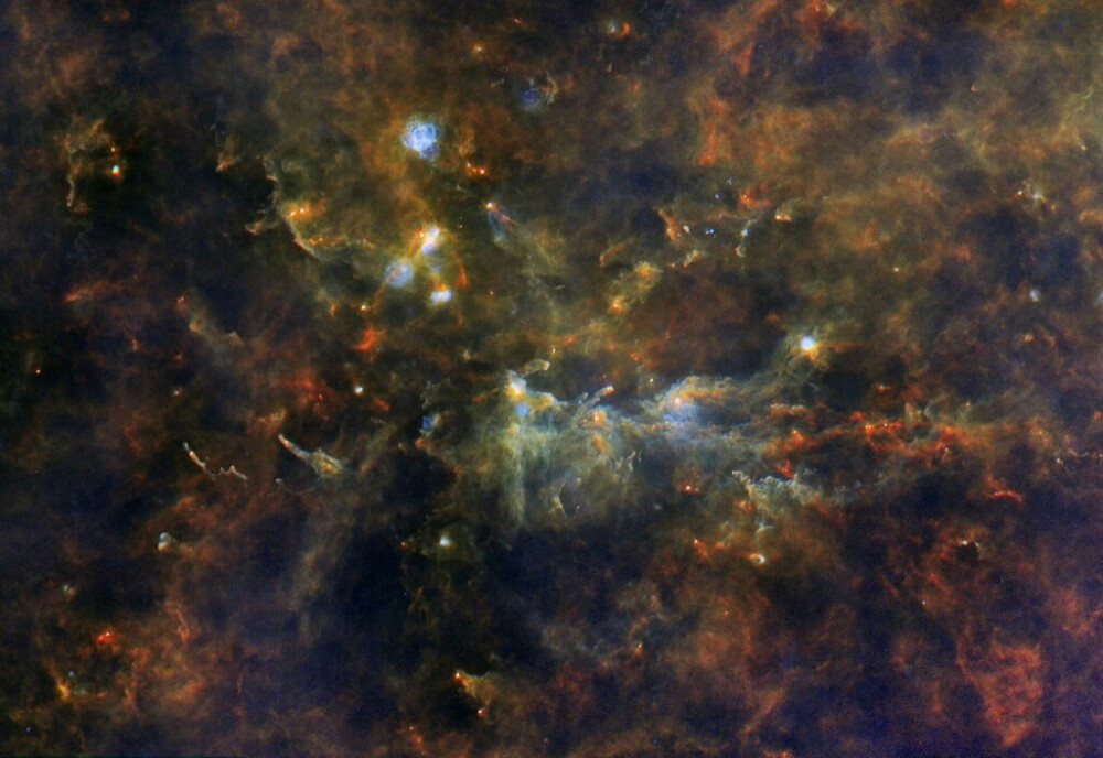 这片区域为狐狸座 OB1(Vulpecula OB1) ，距离我们约为8000光年，位于狐狸座 OB1中心区域的巨星是OB星，它们质量很大，但生命短暂，预计寿命为200万年，当燃料耗尽时，它们将坍塌，演化成爆发的超新星，冲击周围的云气，引发更多的恒星诞生，周而复始，新恒星的诞生是我们星系的生命线
——生命短暂，昙花一现，方生方死