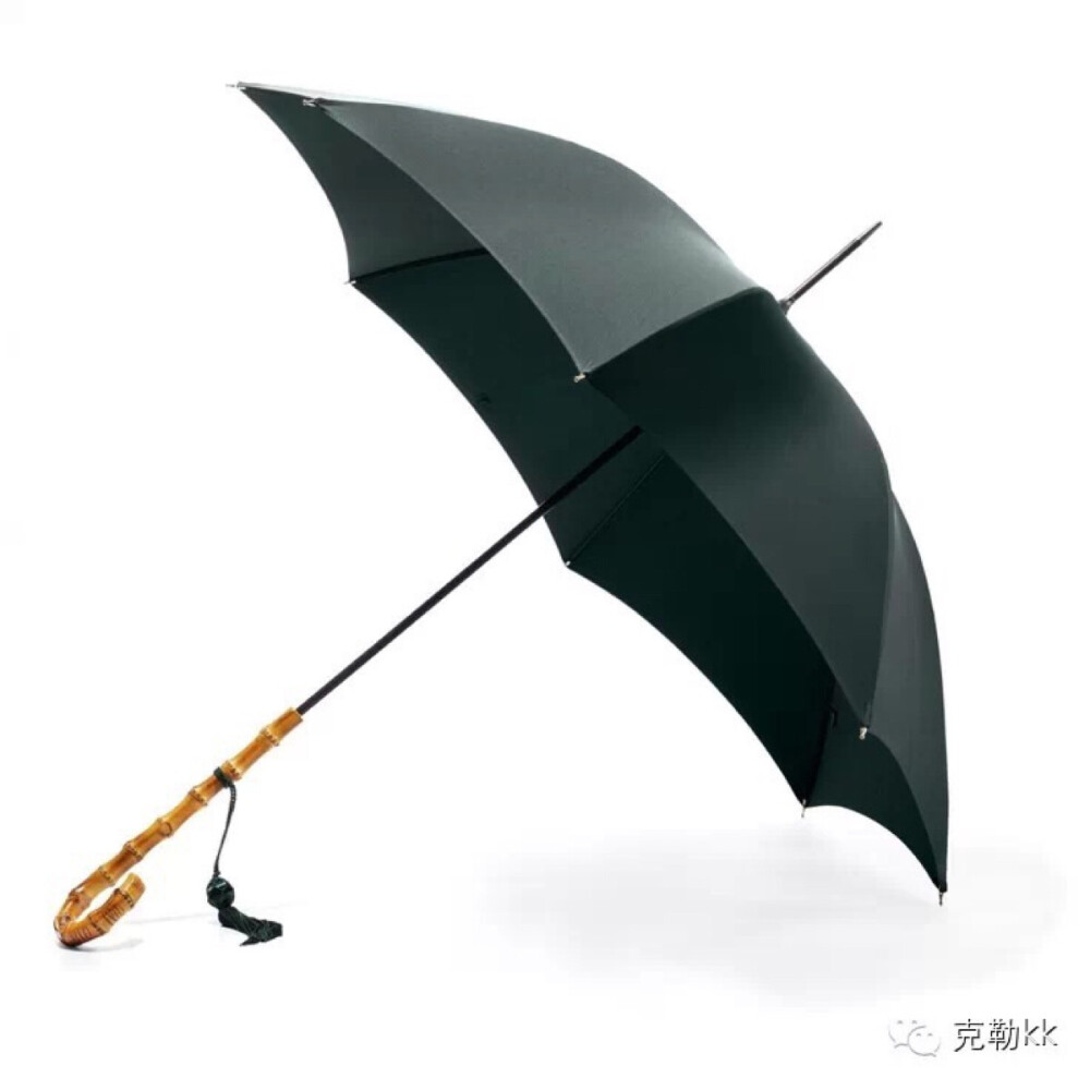 Pickett 的雨伞非常精致漂亮，风格和 Swaine Adeney Brigg 的伞有点类似，虽不及 Brigg 那么令人诧异，但也相去不多。Pickett 的品种也比较多，但又不像 James Smith & Son 那样大而全，他没有各种造型的木雕动物的手柄，大多是简洁、素雅的竹柄加金属管或整根漂亮的木头做成。但坚固和耐用程度丝毫不会逊色。Pickett 的每一把雨伞都会在出厂前经过每小时27英里的风力测试，以抵挡未来经常肆虐英国的阴雨和妖风。女士伞挺漂亮。