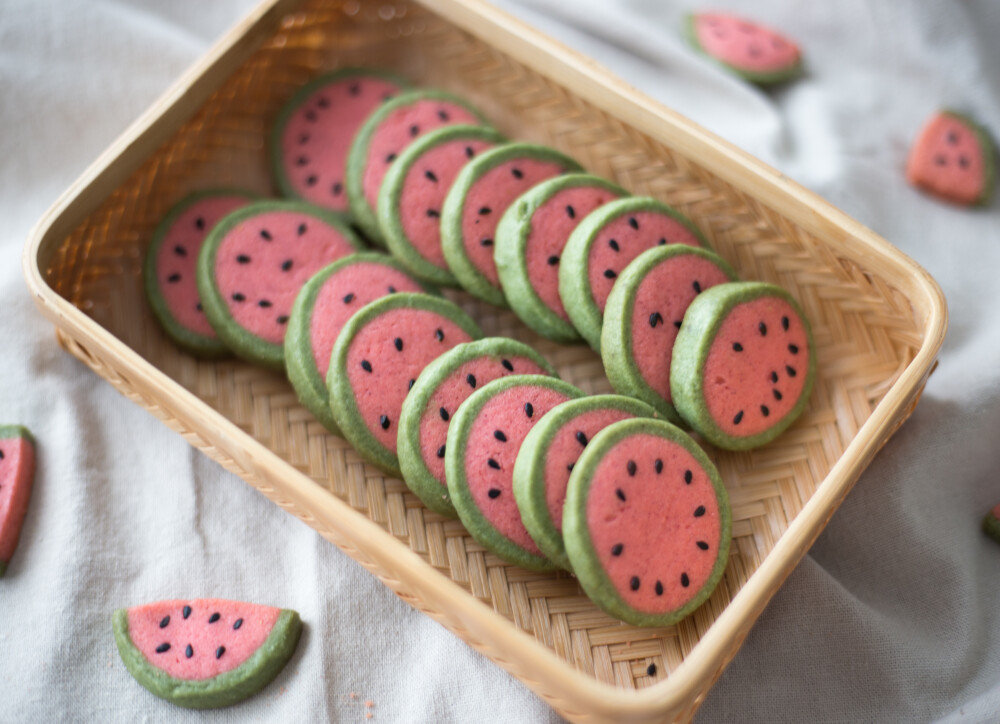 宝宝们节日快乐
献上有颜值又酥脆好吃的西瓜曲奇
愿童心永葆！
西瓜曲奇本质上是一个黄油曲奇，拥有黄油曲奇的浓郁酥脆，赋予它可爱的外形，炒鸡萌有木有