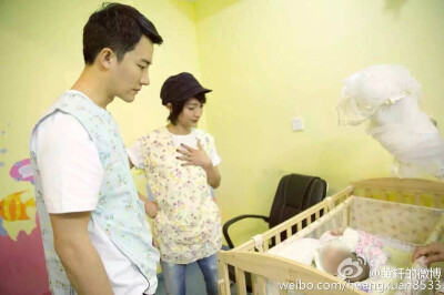 爱，点亮夜空。爱，让生命延续。每位天使都需要被温暖呵护…公益探访儿童临终关怀机构－周迅 黄轩