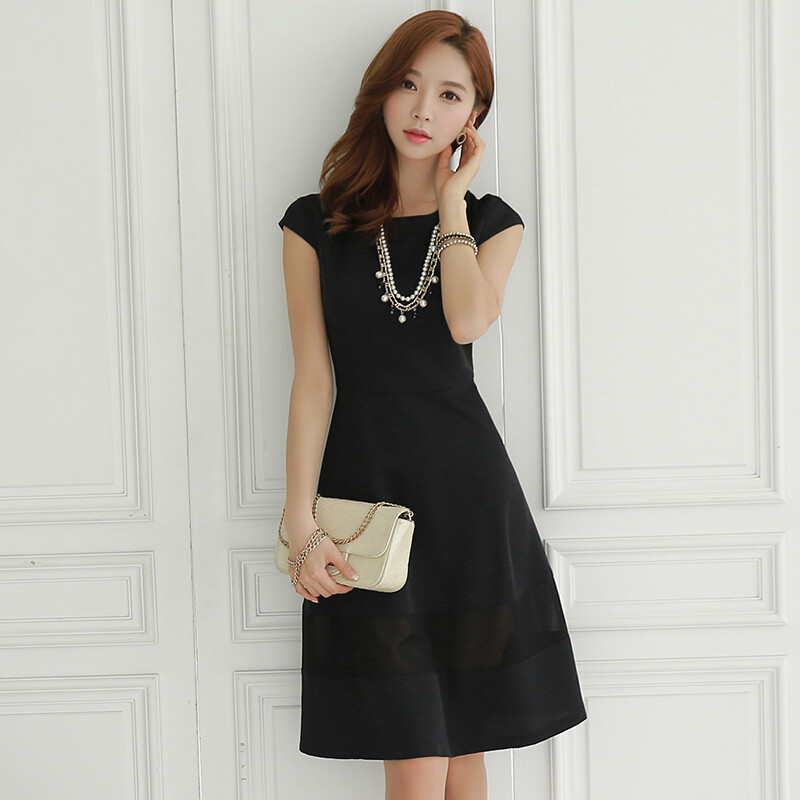 黑色收腰显瘦连衣裙
