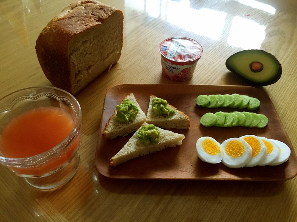 全麦牛油果配鸡蛋黄瓜