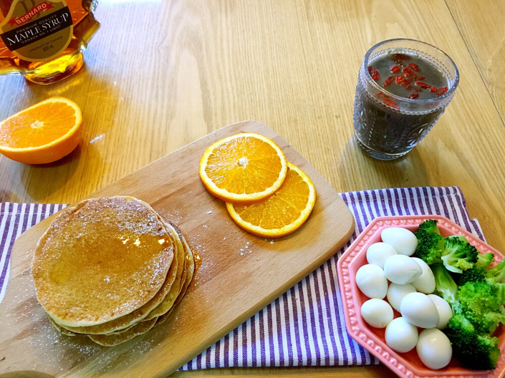 松饼 配鹌鹑蛋西兰花