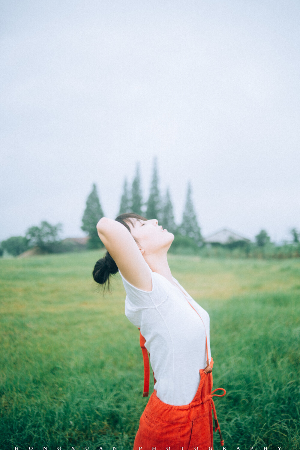 我弟的发小长大了
摄影：洪小漩
出镜：漪漪
在我家和漪漪家一直流传着一个长辈之间的传说，每每两户人家碰面相聚都会被拿出来炒冷饭。
双方家长指着洪小滉说：幼儿班时候，你把漪漪弄哭了。
双方家长又指着漪漪说：然后你外婆牵着你来讨公道。
对于孩子间的推搡打闹，大人一般总会以一句：“你们要做好朋友啊，不可以打架啊。”来结尾。
事实上，若非长辈反复提醒，洪小滉和漪漪可能自己都不记得这件事。不过这么多年过去，友谊倒是保持了下来。
读书时代两个小朋友总是一起上学放学。一日，洪小滉放学带了凉皮给我，眼尖的我觉得缺斤少两，便质问他，他轻描淡写一句“漪漪想吃，我就分了她一半。”就把我给打发了。
过年期间，漪漪和妈妈抱着狗来我家窜门，我发现，这小姑娘似乎长胖了不少。洪小滉逗着她家狗说：“你也在杭州工作啊，到时候可以让我姐给你拍照。”
给她拍照时候，我说：你胖了。
漪漪无所谓地说：没关系，反正我有男朋友了。
……听了这话，我觉得像我这种没有男朋友的真是没脸继续胖下去了。