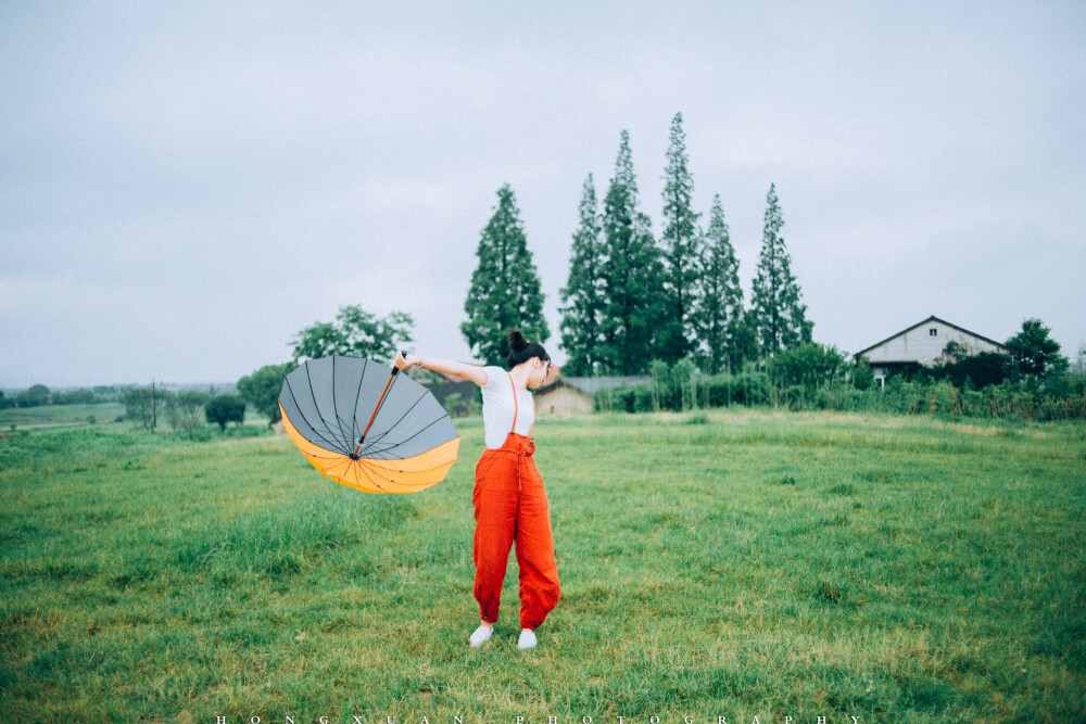 我弟的发小长大了
摄影：洪小漩
出镜：漪漪
在我家和漪漪家一直流传着一个长辈之间的传说，每每两户人家碰面相聚都会被拿出来炒冷饭。
双方家长指着洪小滉说：幼儿班时候，你把漪漪弄哭了。
双方家长又指着漪漪说：然后你外婆牵着你来讨公道。
对于孩子间的推搡打闹，大人一般总会以一句：“你们要做好朋友啊，不可以打架啊。”来结尾。
事实上，若非长辈反复提醒，洪小滉和漪漪可能自己都不记得这件事。不过这么多年过去，友谊倒是保持了下来。
读书时代两个小朋友总是一起上学放学。一日，洪小滉放学带了凉皮给我，眼尖的我觉得缺斤少两，便质问他，他轻描淡写一句“漪漪想吃，我就分了她一半。”就把我给打发了。
过年期间，漪漪和妈妈抱着狗来我家窜门，我发现，这小姑娘似乎长胖了不少。洪小滉逗着她家狗说：“你也在杭州工作啊，到时候可以让我姐给你拍照。”
给她拍照时候，我说：你胖了。
漪漪无所谓地说：没关系，反正我有男朋友了。
……听了这话，我觉得像我这种没有男朋友的真是没脸继续胖下去了。