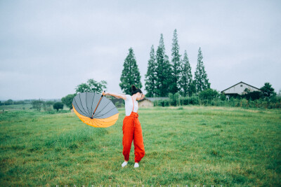 我弟的发小长大了
摄影：洪小漩
出镜：漪漪
在我家和漪漪家一直流传着一个长辈之间的传说，每每两户人家碰面相聚都会被拿出来炒冷饭。
双方家长指着洪小滉说：幼儿班时候，你把漪漪弄哭了。
双方家长又指着漪漪…