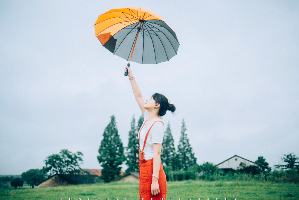 我弟的发小长大了
摄影：洪小漩
出镜：漪漪
在我家和漪漪家一直流传着一个长辈之间的传说，每每两户人家碰面相聚都会被拿出来炒冷饭。
双方家长指着洪小滉说：幼儿班时候，你把漪漪弄哭了。
双方家长又指着漪漪说：然后你外婆牵着你来讨公道。
对于孩子间的推搡打闹，大人一般总会以一句：“你们要做好朋友啊，不可以打架啊。”来结尾。
事实上，若非长辈反复提醒，洪小滉和漪漪可能自己都不记得这件事。不过这么多年过去，友谊倒是保持了下来。
读书时代两个小朋友总是一起上学放学。一日，洪小滉放学带了凉皮给我，眼尖的我觉得缺斤少两，便质问他，他轻描淡写一句“漪漪想吃，我就分了她一半。”就把我给打发了。
过年期间，漪漪和妈妈抱着狗来我家窜门，我发现，这小姑娘似乎长胖了不少。洪小滉逗着她家狗说：“你也在杭州工作啊，到时候可以让我姐给你拍照。”
给她拍照时候，我说：你胖了。
漪漪无所谓地说：没关系，反正我有男朋友了。
……听了这话，我觉得像我这种没有男朋友的真是没脸继续胖下去了。