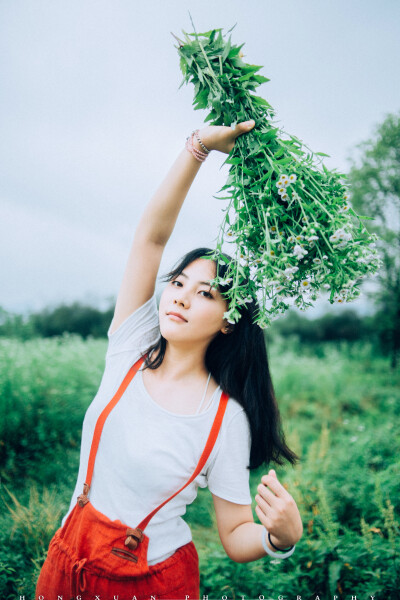 我弟的发小长大了
摄影：洪小漩
出镜：漪漪
在我家和漪漪家一直流传着一个长辈之间的传说，每每两户人家碰面相聚都会被拿出来炒冷饭。
双方家长指着洪小滉说：幼儿班时候，你把漪漪弄哭了。
双方家长又指着漪漪…