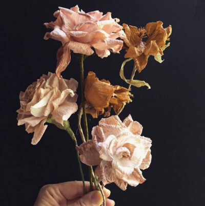 在旧金山，有一名爱花的建筑师，她叫Tiffanie Turner 。她头上的花，真是难得的缩小版，一般情况下她的花朵都超过50cm。这些娇艳又逼真的花朵，是她在那小小厨房，用皱纸所做。
