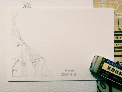 将嫁为新妇的女子
撩起轿帘的一角
看看
这生育她的土地
故乡
她将离开它
在这美好的年华
敷红妆，点绛唇
乘着木雕的花轿
成为那深宅的新娘