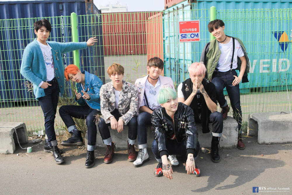 防弹少年团 BTS 金南俊（Rap Monster）、金硕珍（JIN）、闵玧其（SUGA）、郑号锡（J HOPE）、朴智旻（JIMIN）、金泰亨（V）、田柾国（JUNG KOOK）