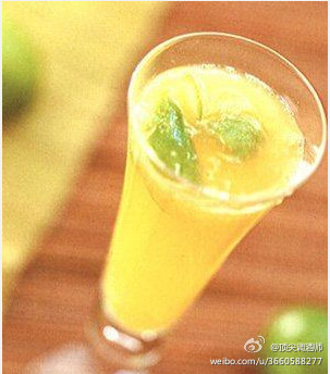 【中文名称】：莱姆菲兹 【英文名称】：Lime Fizz 【材 料】：青柠角1块、青柠伏特加1份、橘子汁1份、香槟酒适量、青柠旋花适量 【制 法】：把青柠汁挤到摇酒器中，加入伏特加、橘子汁和一些冰块快速摇和，过滤两次…