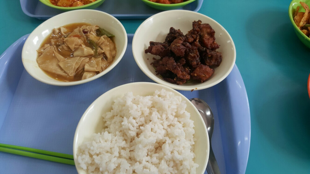 吉林大学南岭校区第四餐厅，食堂的饭也真是，吃吃就算了，总吃真的就会腻，你们说呢，但至少情怀在里面，也算美食咯