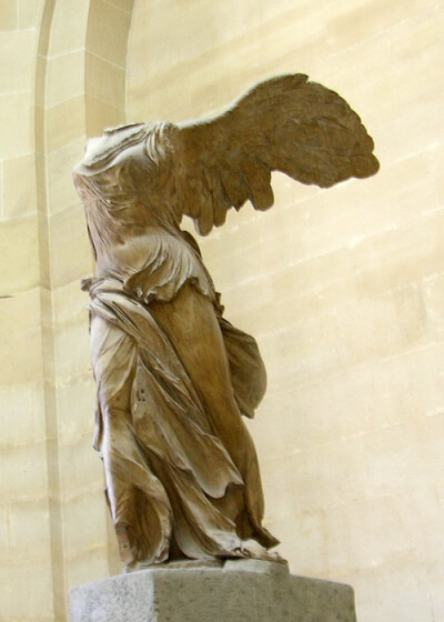 萨莫特拉斯的胜利女神（Winged Victory of Samothrace）又称胜利女神之翼（Nike of Samothrake），是前3世纪古希腊的胜利女神大理石雕塑，目前收藏在法国的卢浮宫，也是世界上最著名的雕塑之一。这尊雕像于1863年发…