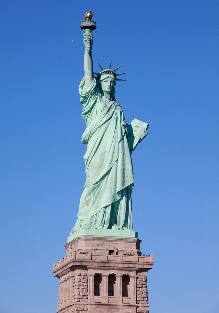 自由女神像（英语：Liberty Enlightening the World，法语：Liberté éclairant le monde），是法国在1876年赠送给美国独立100周年的礼物。美国的自由女神像坐落于美国纽约州纽约市附近的自由岛，是美国重要的观光景点。自由女神像重45万磅，高46米，底座高45米，其全称为“自由女神铜像国家纪念碑”，正式名称是“照耀世界的自由女神”。整座铜像以120钢铁为骨架，80铜片为外皮，30万只铆钉装配固定在支架上，总重量达225吨。铜像内部的钢铁支架是由建筑师约维雷勃杜克和以建造巴黎艾菲尔铁塔闻名于世的法国工程师艾菲尔设计制作的。